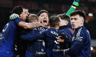 Manchester United pokonał Arsenal, a rzut karny sędziego wywołał kontrowersje